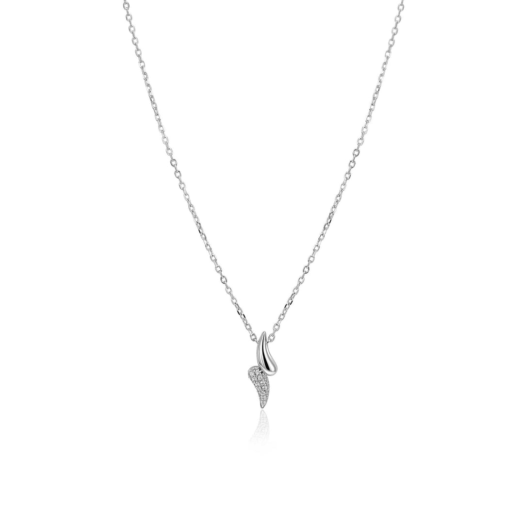De Zinzi ketting ZIC2681 (40-45cm) is een delicate zilveren ketting van Zinzi, met een kleine gebogen hanger met sprankelende details, die lijkt op een gestileerde vleugel of veer in het midden.