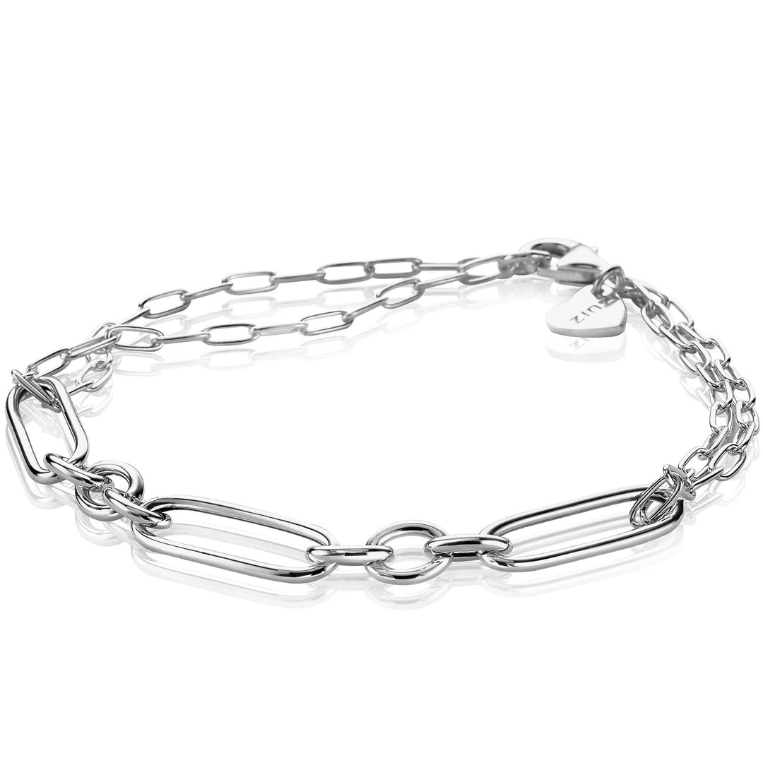 De Zinzi Armband Zilver Zia1991 is een zilveren schakelarmband met trendy langwerpige schakels, met verschillende schakelgroottes en een klein gegraveerd label bij de sluiting, elegant plat gelegd op een witte achtergrond.