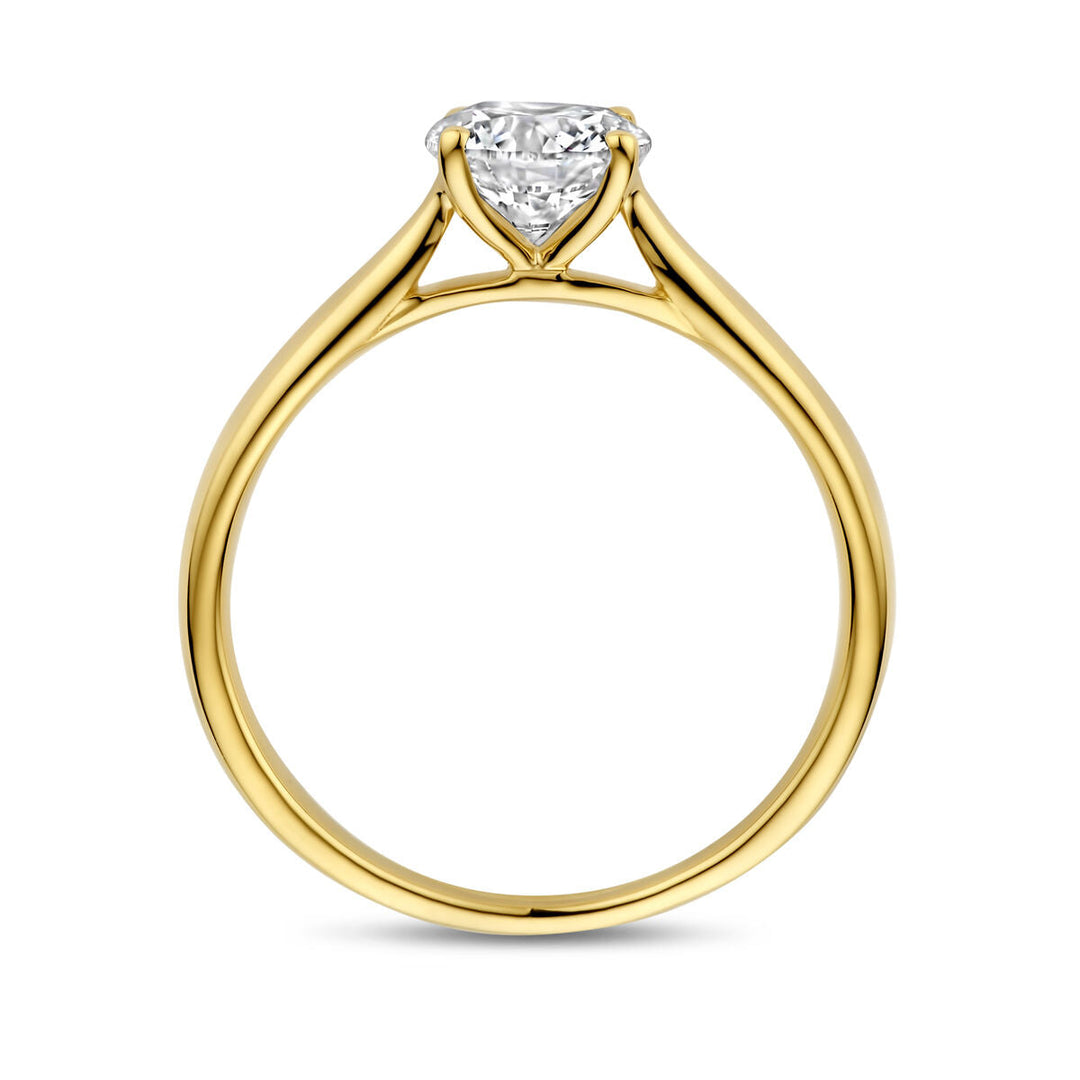 De Van der Kooij Collectie ring lab grown diamant 1.0ct h si in 14K geelgoud heeft een ronde, prong-zet labdiamant met slanke band en elegante zetting onder de fonkelende steen, zichtbaar vanaf de zijkant.