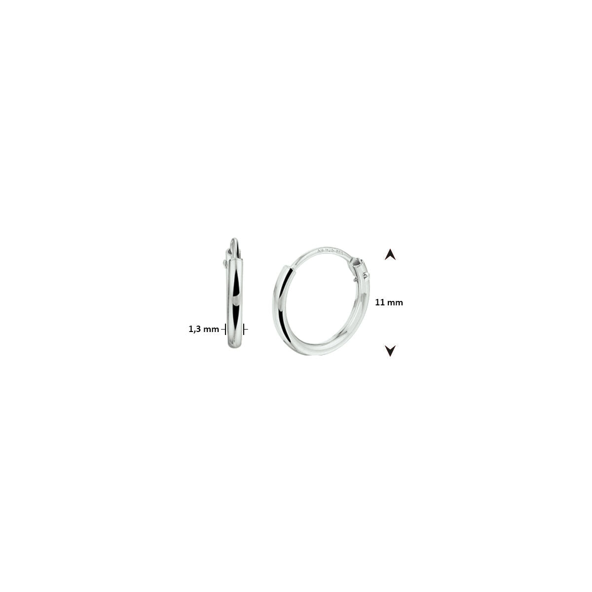 Twee oorringen 1,3 mm ronde buis zilver wit van Van der Kooij Collectie zijn te zien: één van voren en één van opzij. Pijlen tonen de afmetingen: 11 mm doorsnee, 1,3 mm dikte. De achtergrond is wit.