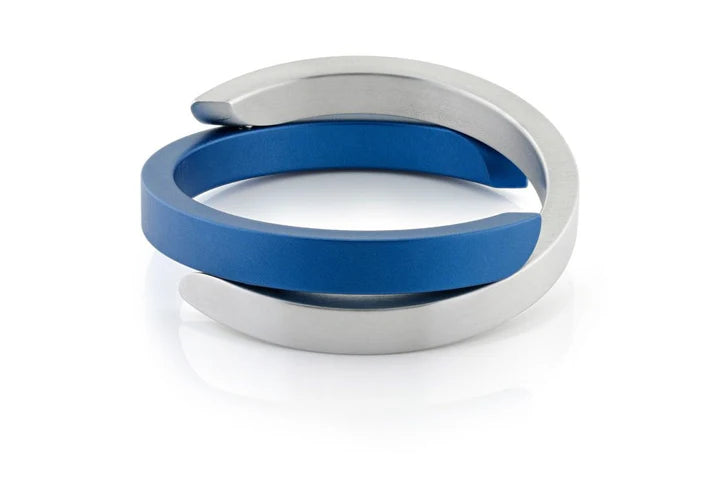 Armband mit gekreuztem Design in mattem Blau und silbernem Gehäuse
