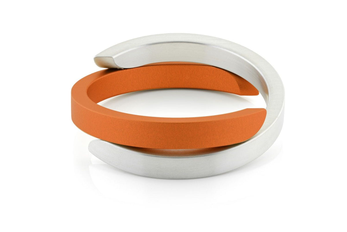 Armband mit gekreuztem Design, silberfarben und orangefarbener Gummi-Innenschicht