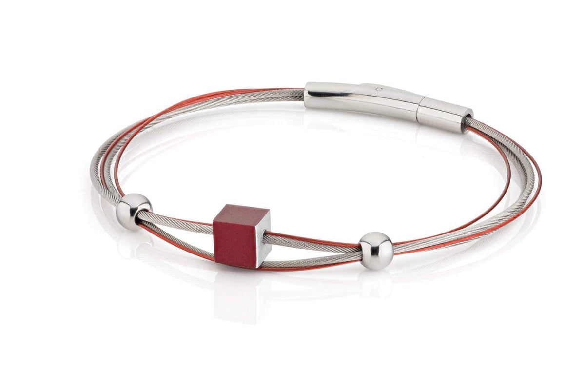 Armband mit rotem Kubus und silbernen Kugeln auf flexiblen Drähten