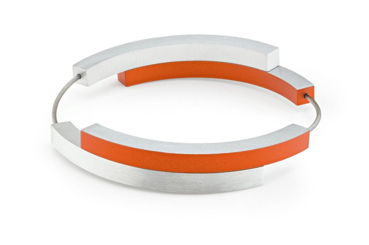 Armband mit vier Bögen, orange und silberfarben, aus Metall mit mattem Finish