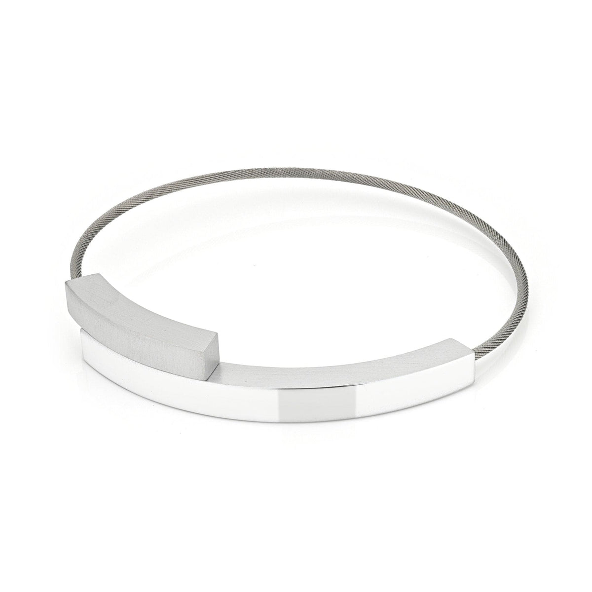 Armband mit zwei gebogenen Elementen aus Silber und einem grauen, flexiblen Band