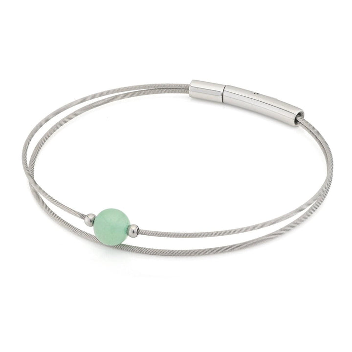 De Thinking of You-Armband Aventurijn A713A van CLIC Creations heeft een minimalistische dubbele zilveren band met een kleine aventurijnsteen, aangevuld met een eenvoudige cilindrische sluiting - ideaal voor degenen die subtiele elegantie koesteren.