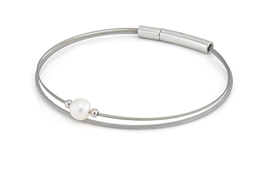 De Thinking of You armband Parel zilver A720B van CLIC Creations heeft een minimalistisch zilveren ontwerp met een witte parel en twee kleine kraaltjes op een dunne draad met een cilindervormige sluiting. Het is een ideaal cadeau voor elke gelegenheid.