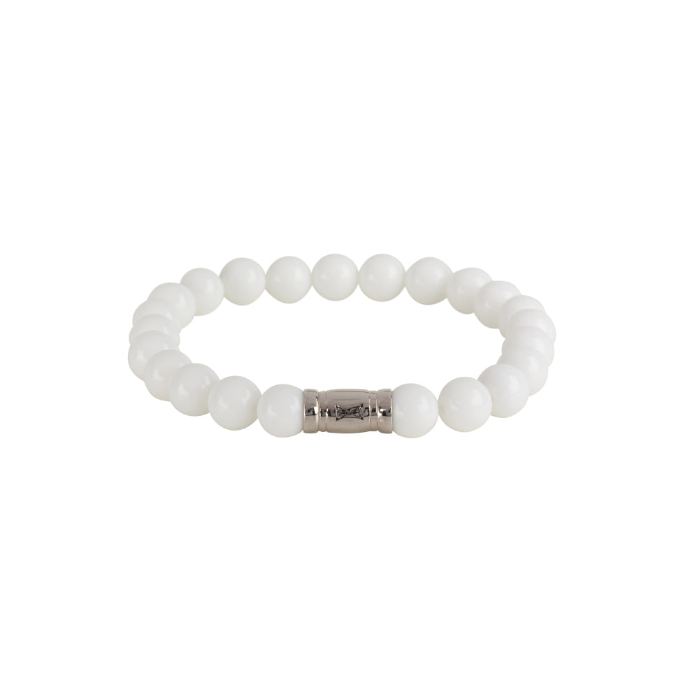 Armband aus weißen 8 mm Perlen mit silbernem Element in der Mitte