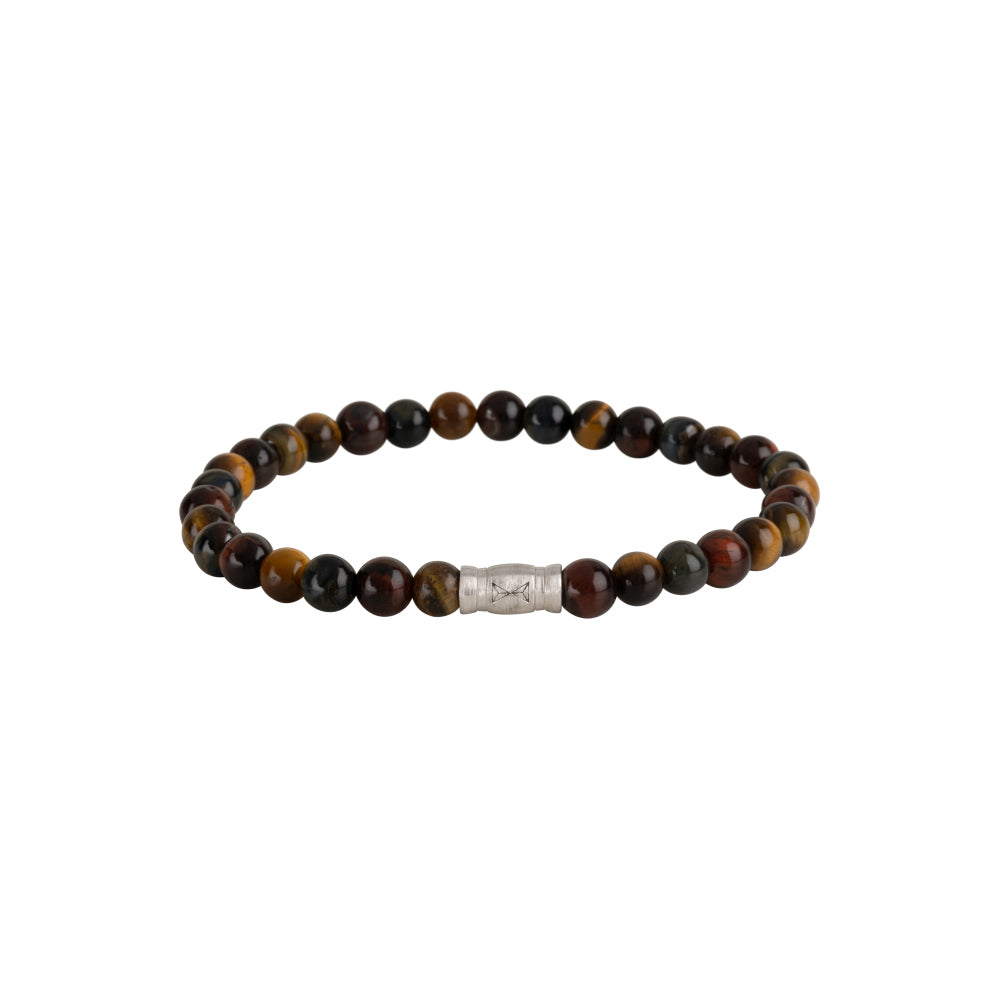 De AZE Jewels Kralen armband Rocky Mountains - 6mm toont ronde veelkleurige kralen in aardse bruinen en zwarten, die de ruige schoonheid van de Rockies weerspiegelen. Een zilveren cilindrische sluiting voegt een opvallende afwerking toe aan dit stuk.