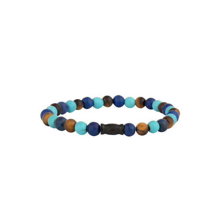 De Kralen armband heren - Mount Sinai - 6mm van AZE Jewels is een ronde armband met even grote blauwe, lichtblauwe, bruine en zwarte kralen, geïnspireerd op Mount Sinai. Een donkere cilindrische sluiting maakt dit elegante stuk af tegen een effen witte achtergrond.