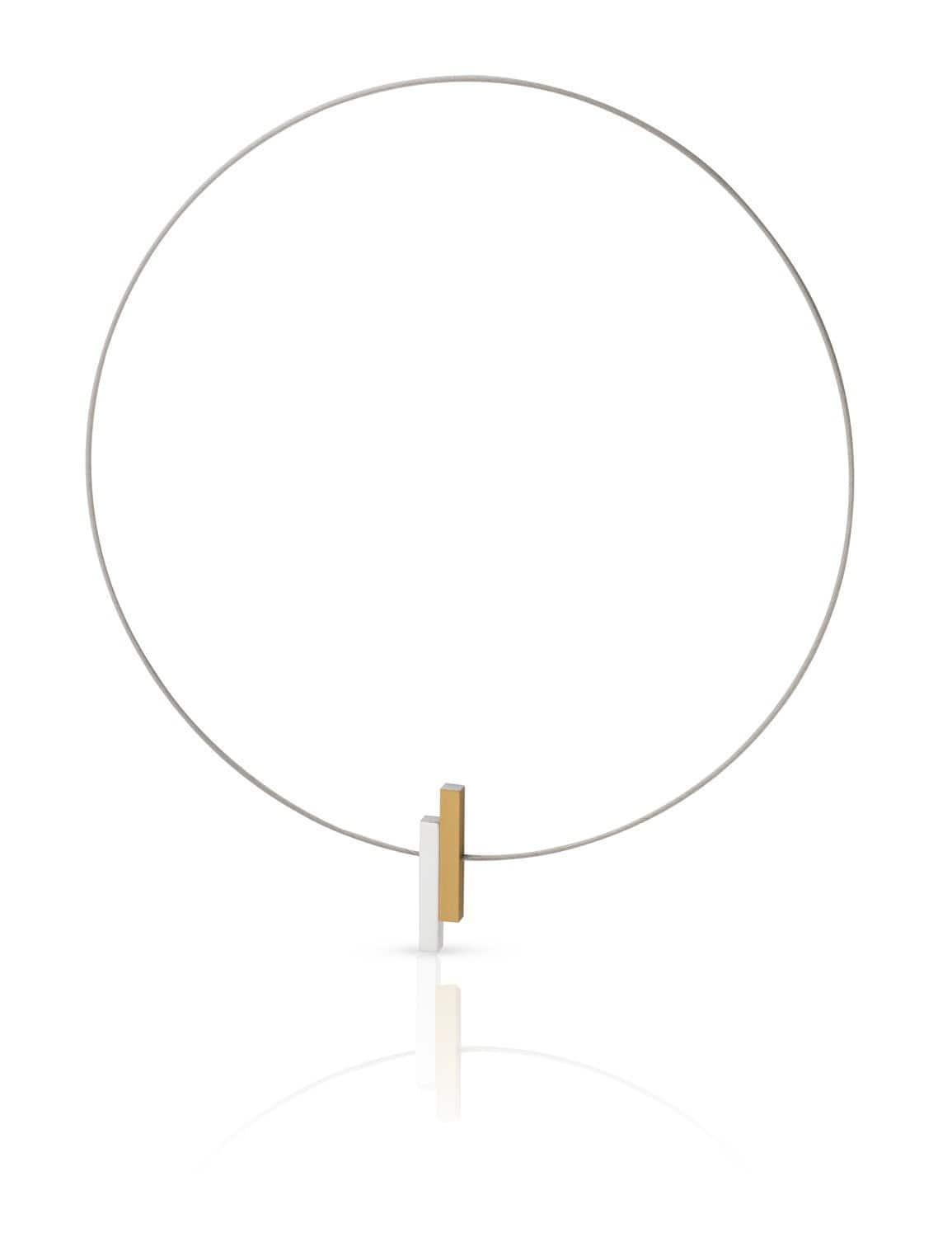 Collier mit goldfarbenen und weißen Stäbchen an einem dünnen Draht.