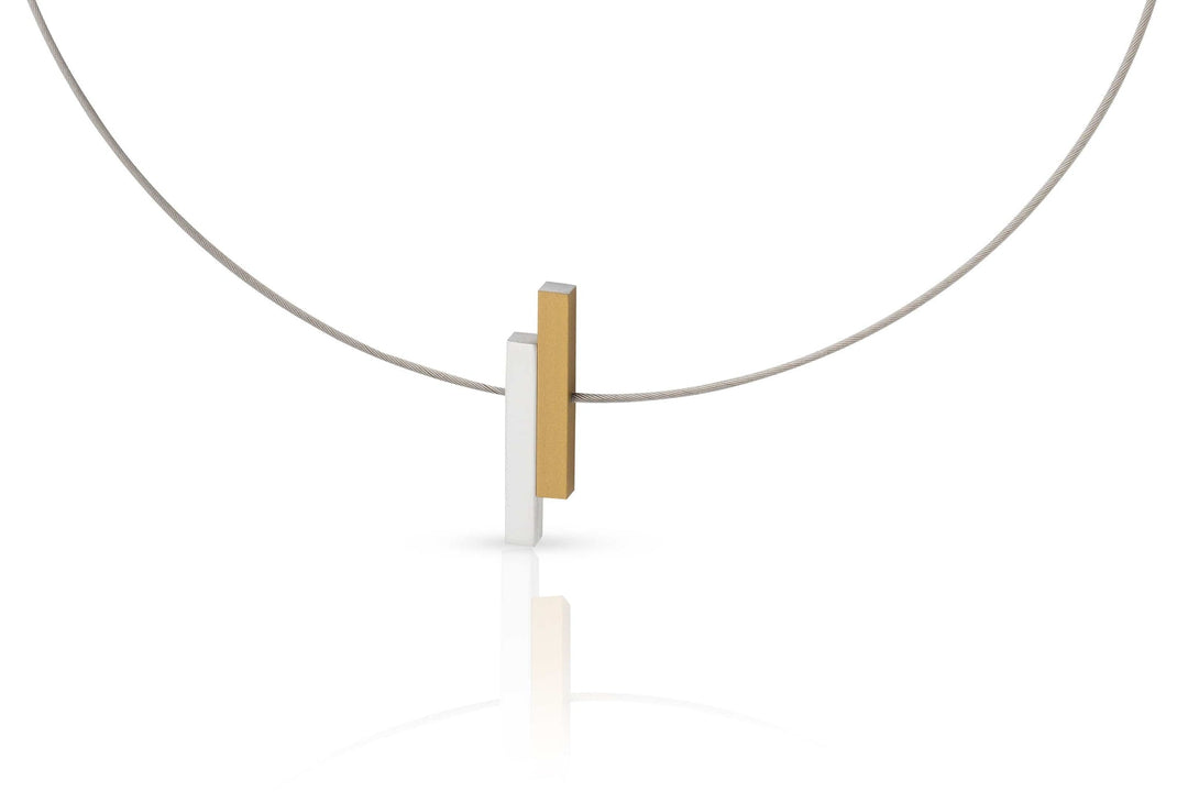 Ontdek de Collier Eenvoudige staafjes Goud|Geel C116G van CLIC Creations, een minimalistische ketting die met precisie is gemaakt. Met een dunne draad en een hanger van kruisende zilveren en gouden staven, is dit sieraad handgemaakt in Nederland en elegant tentoongesteld tegen een ongerepte witte achtergrond.