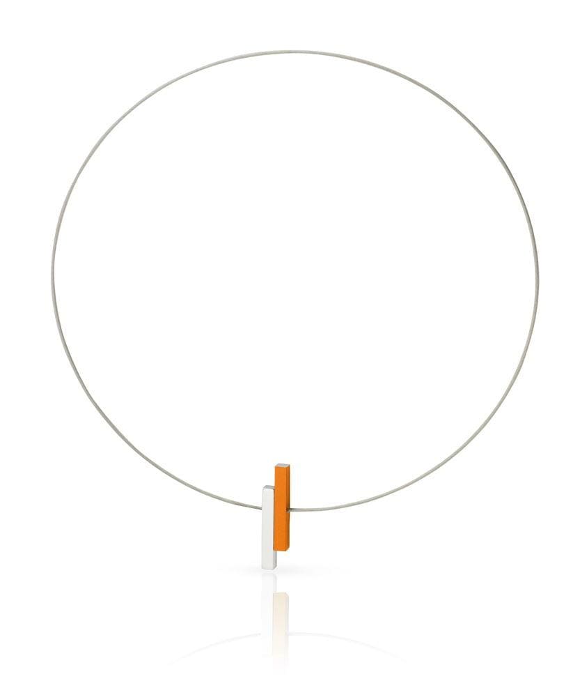 Collier mit silbernem Draht und orangefarbenem sowie weißem Stab als Anhänger
