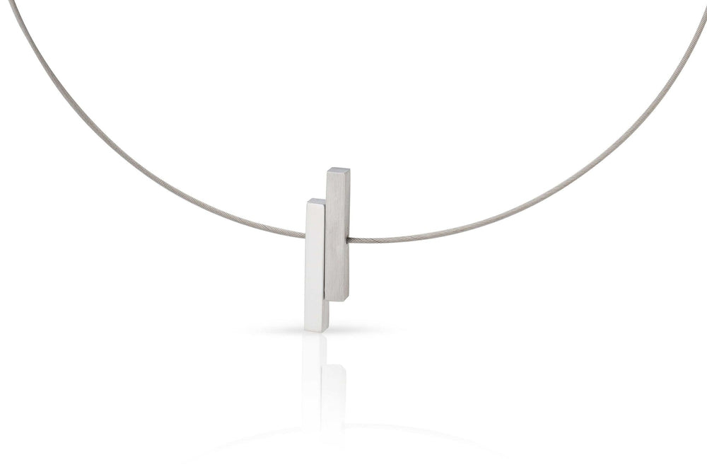 De Collier Eenvoudige staafjes C116 van CLIC Creations is een minimalistische zilveren ketting met twee evenwijdige rechthoekige staafjes als hanger aan een dunne draadketting, elegant gepresenteerd tegen een witte achtergrond.