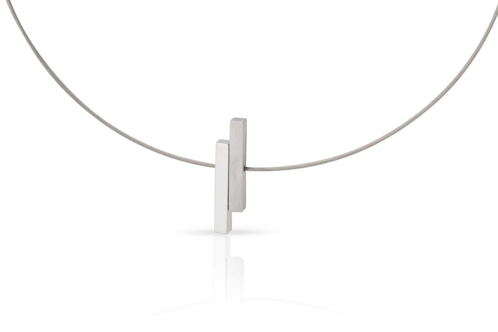 De Collier Eenvoudige staafjes C116 van CLIC Creations is een minimalistische zilveren ketting met twee evenwijdige rechthoekige staafjes als hanger aan een dunne draadketting, elegant gepresenteerd tegen een witte achtergrond.
