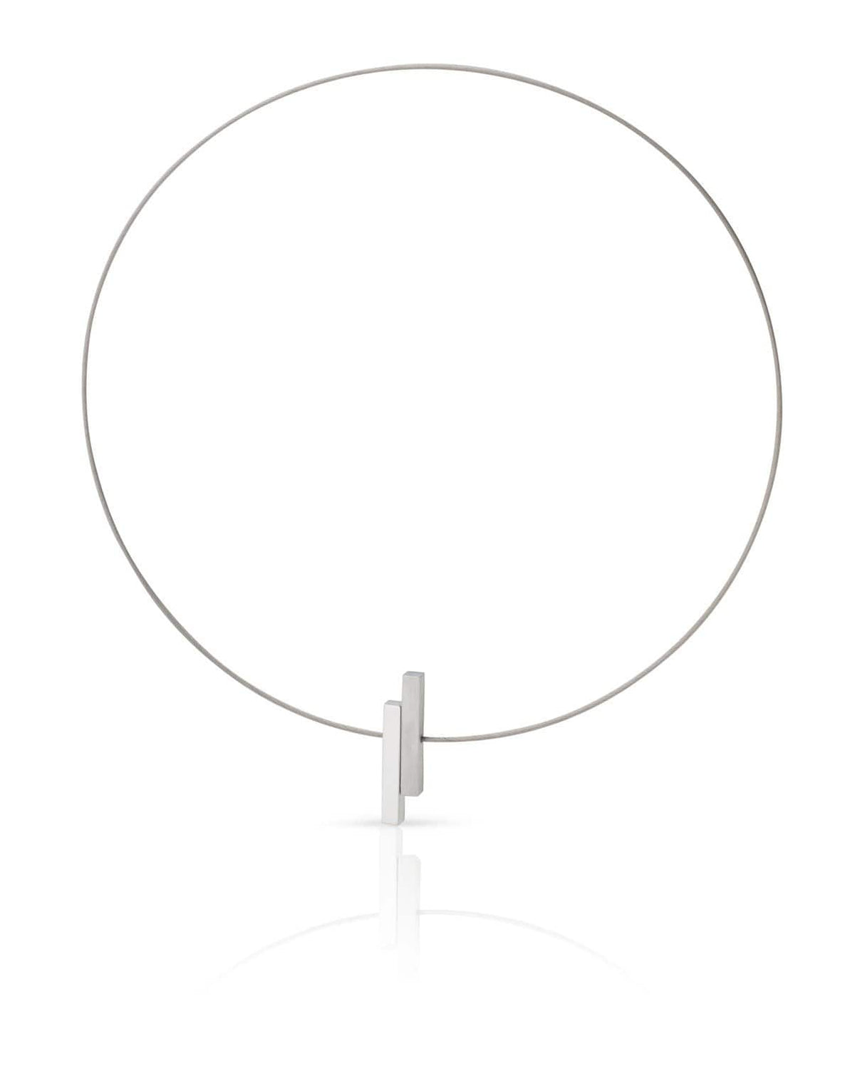 Collier mit silbernem Draht und zwei einfachen, vertikalen Stäbchen als Anhänger