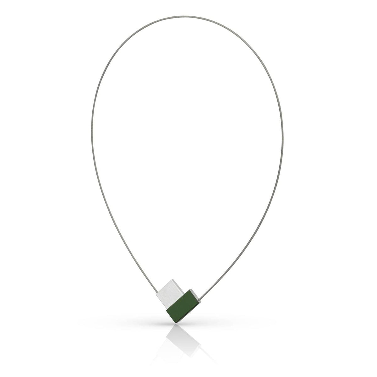 Collier mit V-förmigem Anhänger in Grün und Silber, auf einem feinen Draht.