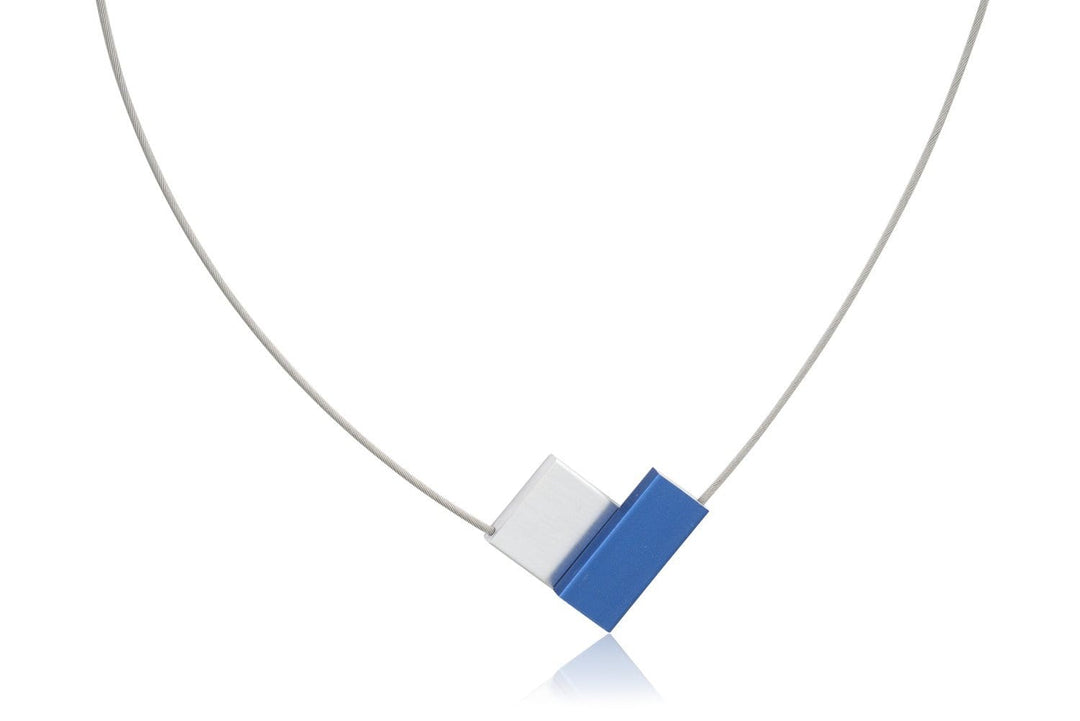 Ontdek het unieke design van de Collier V-vorm Blauw C150B van CLIC Creations. Deze heeft een minimalistische aluminiumlook met zilveren en blauwe rechthoekige geometrische vormen die elegant aan een dunne zilveren draad hangen.