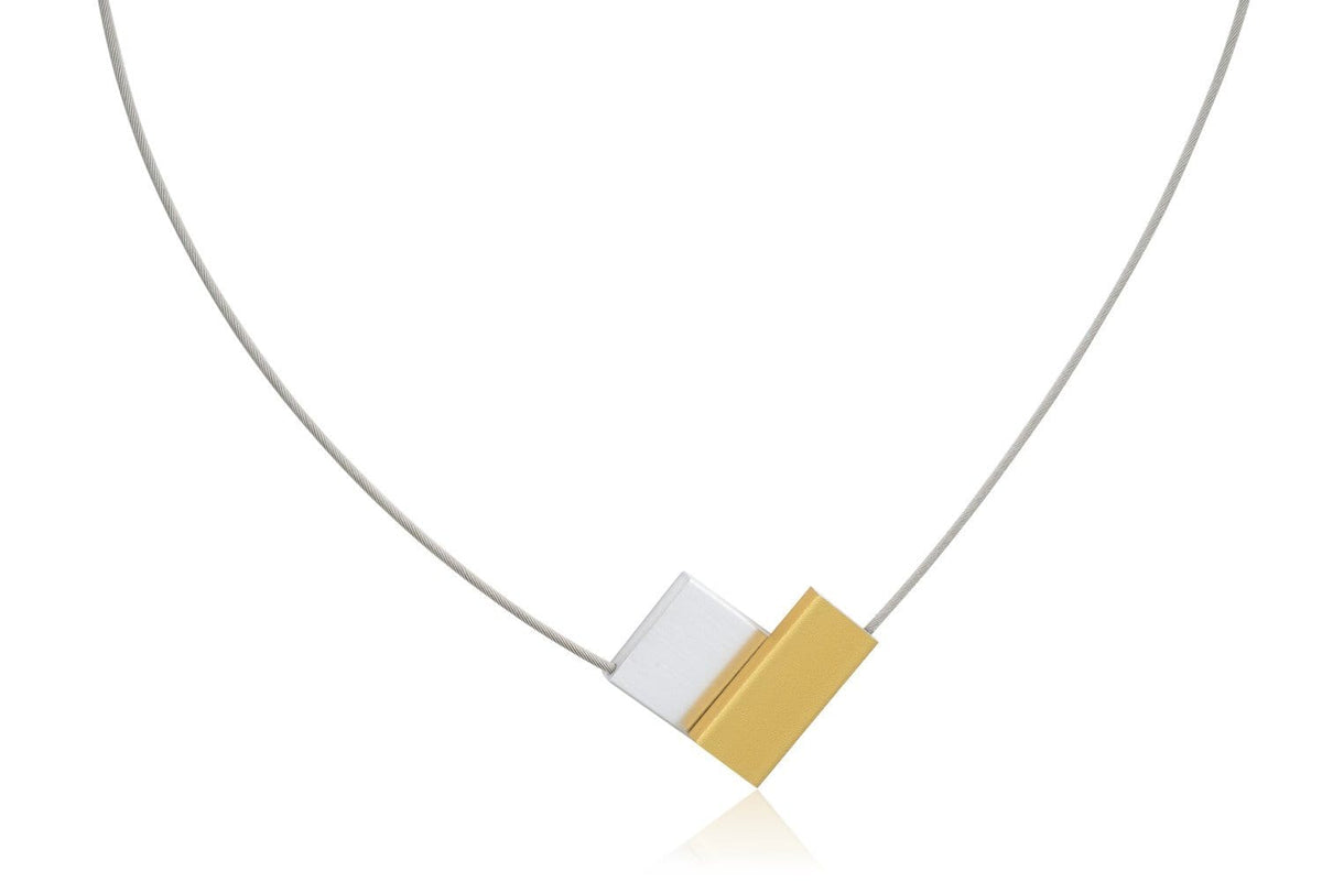 Collier mit V-förmigem Anhänger in Goldfarbe und weißem Element an einem feinen Halsband