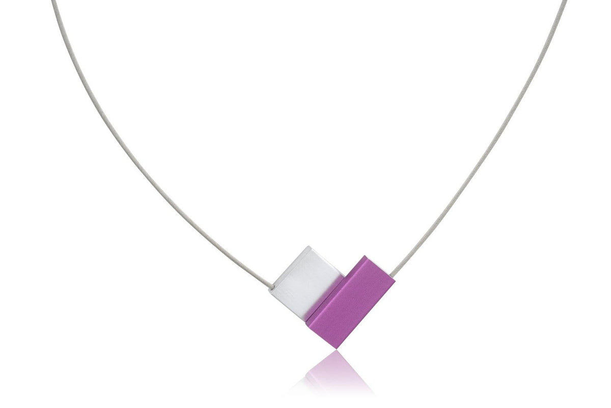 Collier mit V-förmigem Anhänger in lila und weiß auf einem silbernen Halsband