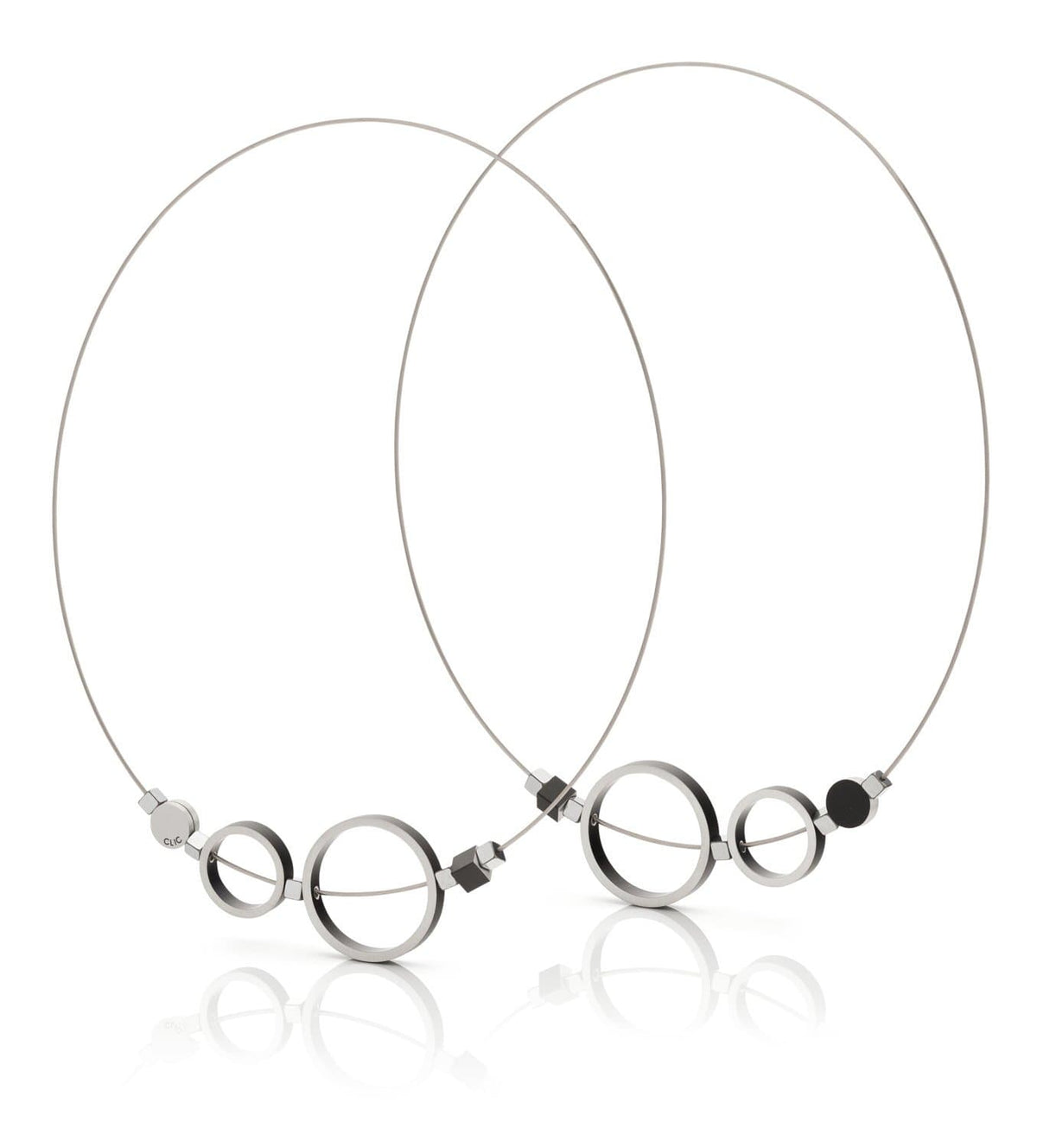 Collier mit schwarzen Ringen und silbernem Draht, zwei große und kleine Ringe kombiniert