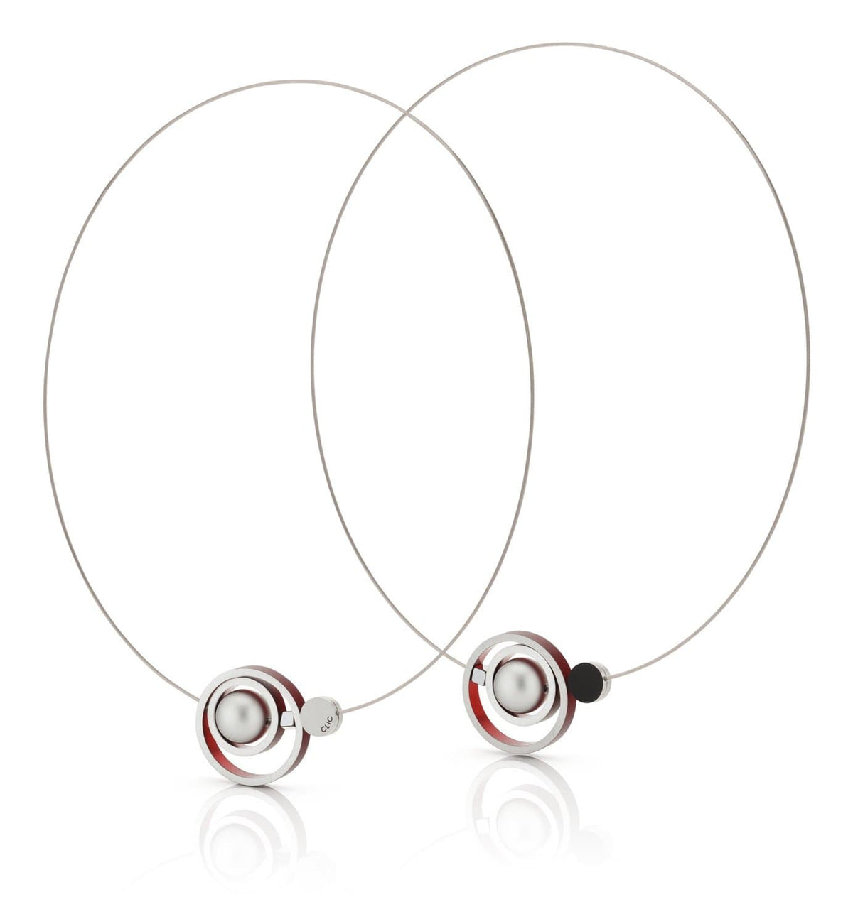 Collier mit ineinander verschlungenen Ringen in Rot und Silber mit einem weißen Edelstein
