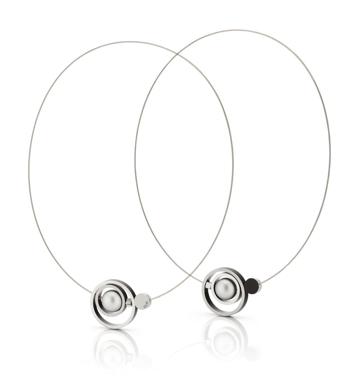 Collier mit ineinander verschlungenen Ringen in Schwarz und silbernem Anhänger