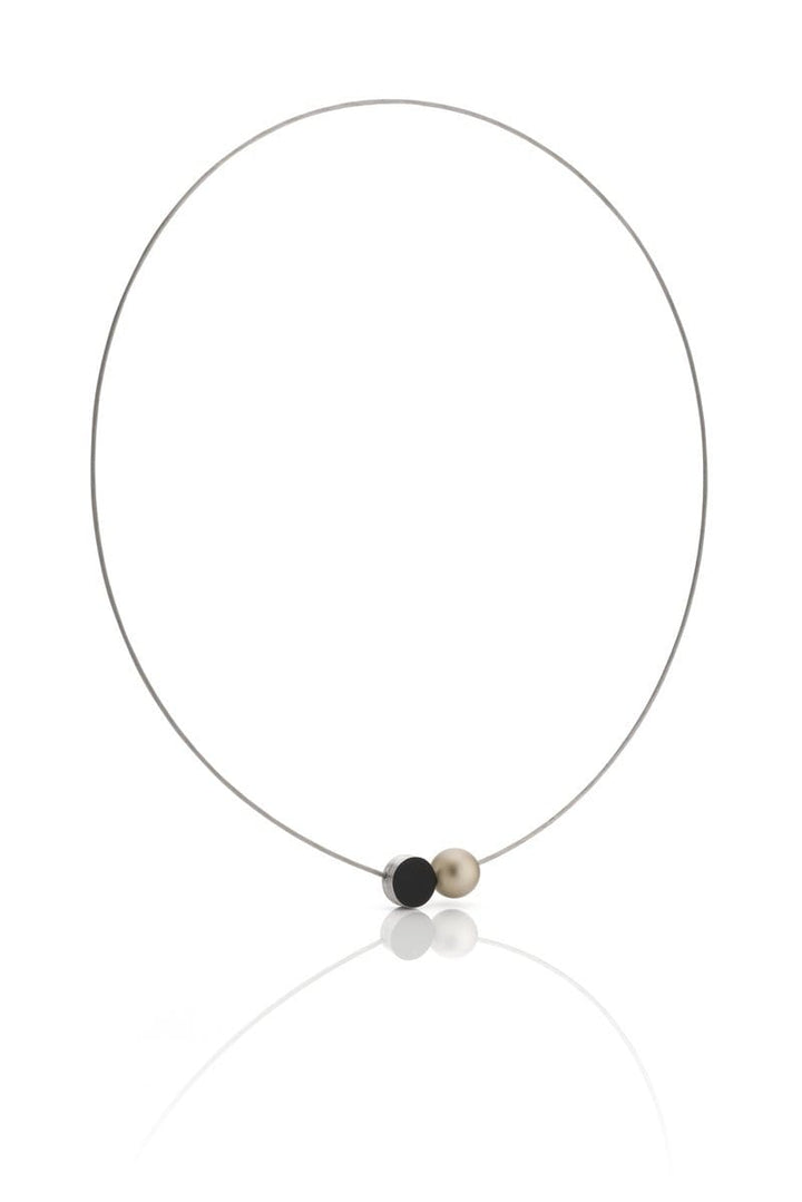 De Collier Mini Kogeltje Goud C192G van CLIC Creations is een minimalistische ketting met een dunne ronde draad met twee middelste kralen: een zwarte, platte, ovale en de andere rond en parelachtig. Handgemaakt in Nederland tegen een witte achtergrond.