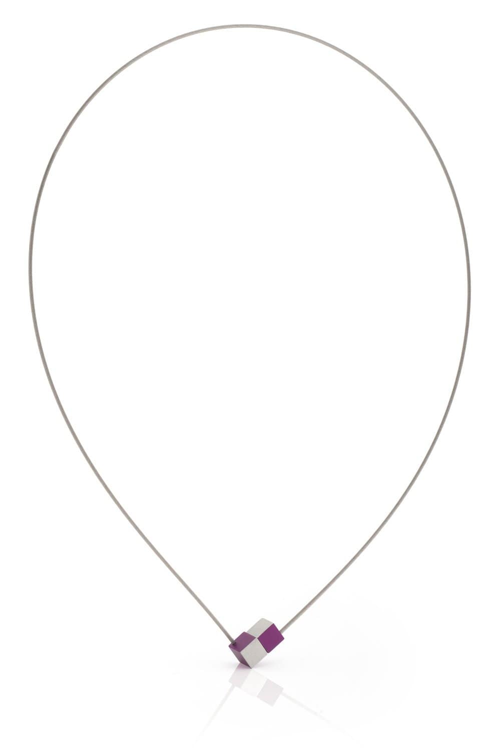 Collier mit zwei lila Würfeln aus Metall auf einem schlichten, silbernen Draht.