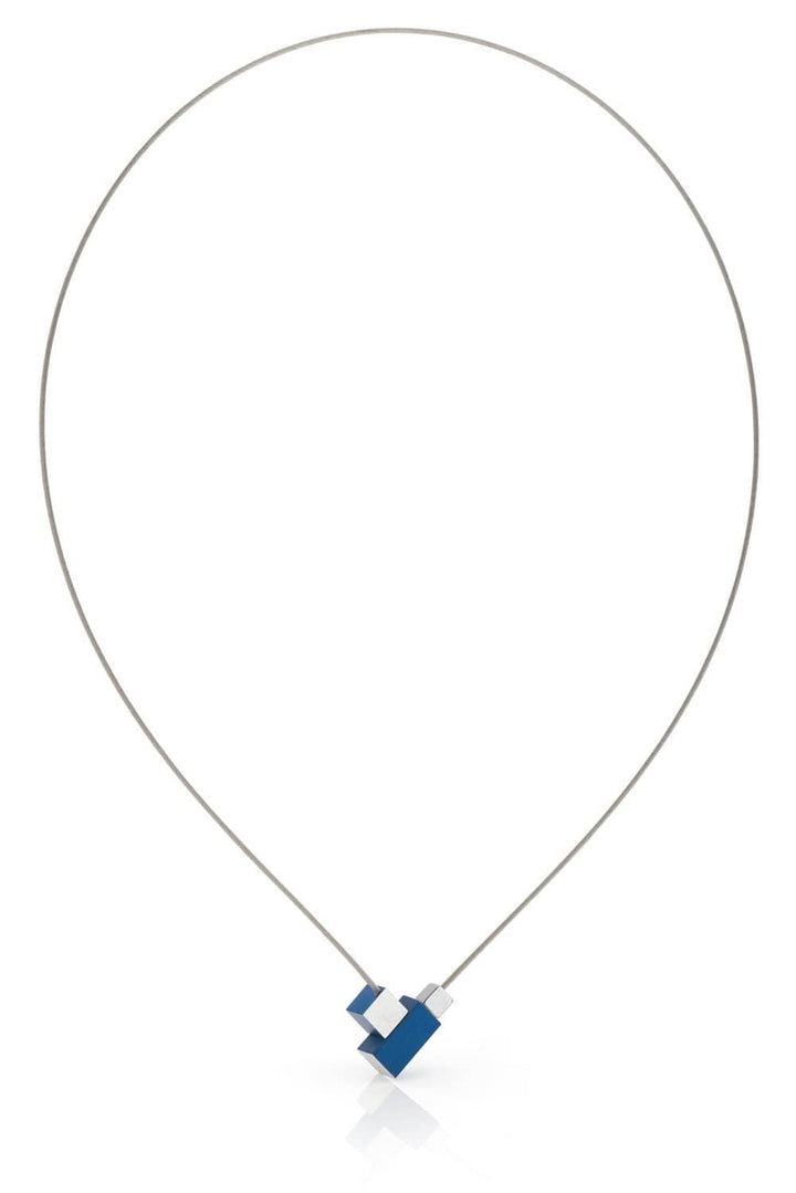 De CLIC Creations Collier Vierkantje en rechthoekje Blauw C206B is een handgemaakte minimalistische ketting uit Nederland, met een dunne zilveren draad met een geometrische hanger van afwisselend blauwe en zilveren rechthoekige blokken. Het bevat een magnetische sluiting voor eenvoudig dragen tegen een witte achtergrond.