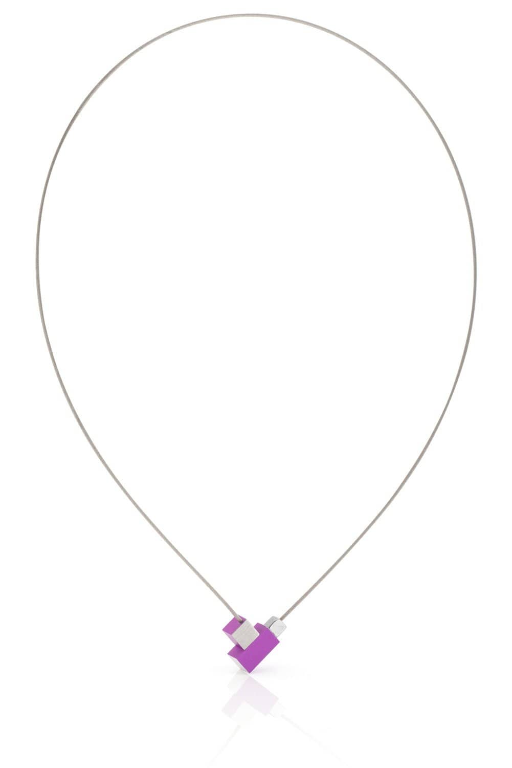 Collier mit quadratischem und rechteckigem Anhänger in Lila auf feinem Silberdraht