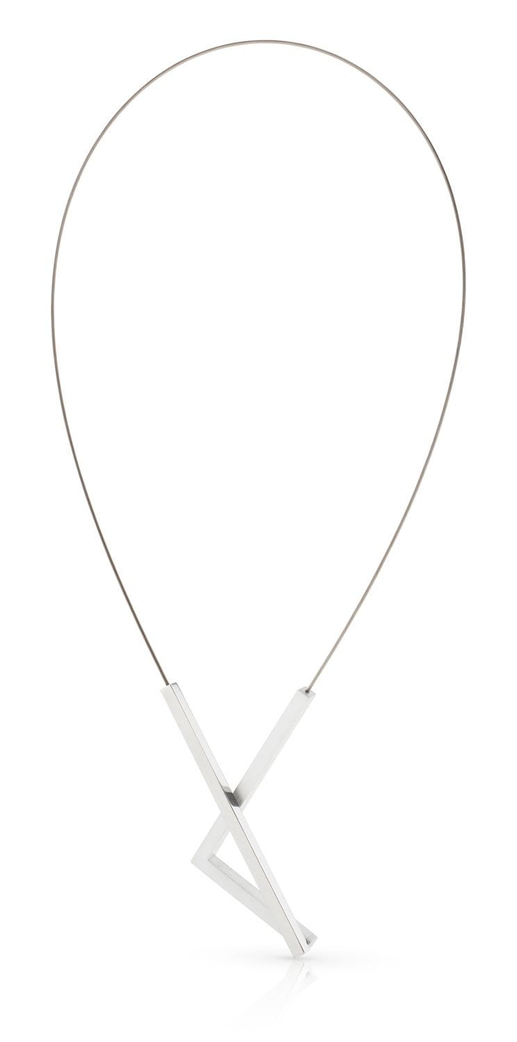 De CLIC Creations Collier Recht en hoek C207 is een minimalistische roestvrijstalen ketting met een dunne draad en een geometrische Y-vormige zilveren hanger. Het biedt een moderne touch met zijn discrete magnetische sluiting, elegant weergegeven tegen een effen witte achtergrond.