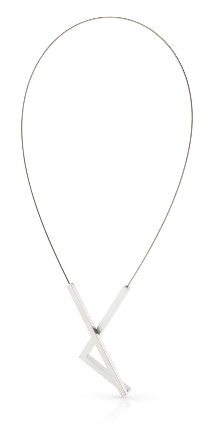 De CLIC Creations Collier Recht en hoek C207 is een minimalistische roestvrijstalen ketting met een dunne draad en een geometrische Y-vormige zilveren hanger. Het biedt een moderne touch met zijn discrete magnetische sluiting, elegant weergegeven tegen een effen witte achtergrond.