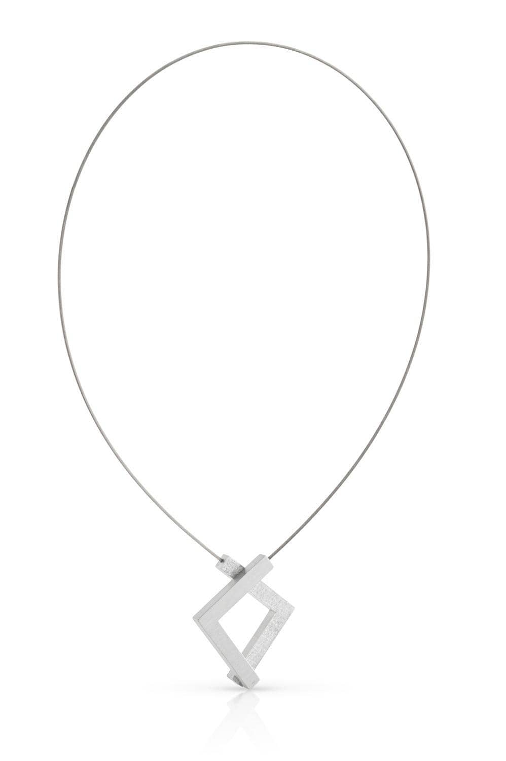 Collier mit zwei eckigen Anhängern aus Silber und einem feinen Drahtband