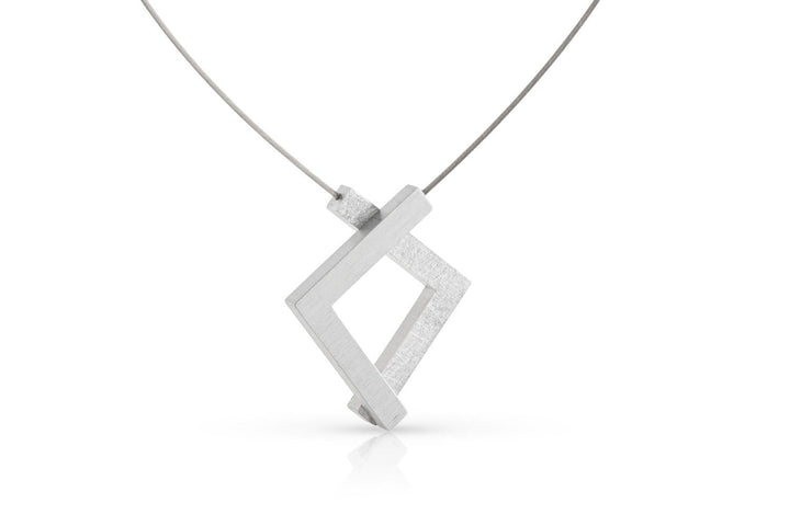 De Collier van twee hoekjes C217 van CLIC Creations is een moderne zilveren ketting met een geometrische, ruitvormige hanger van kruisende rechthoeken aan een fijne draadketting, met een minimalistisch ontwerp en magnetische sluiting voor eenvoudig dragen.