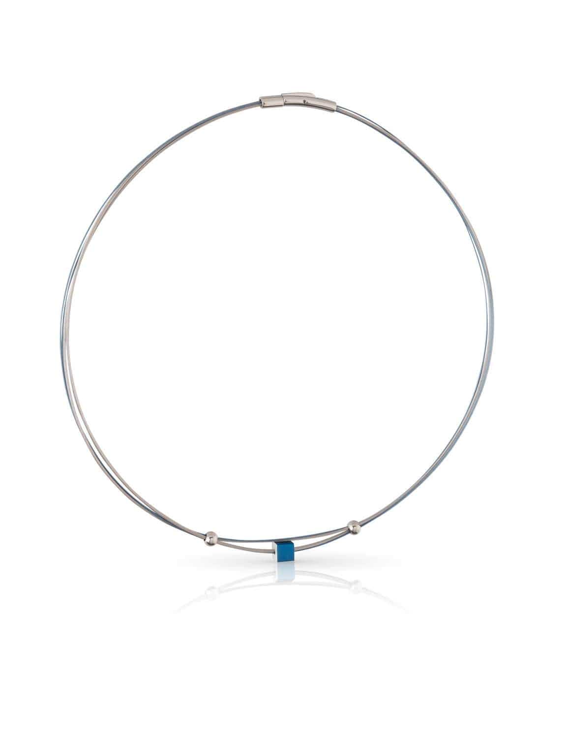 Collier aus Silber mit blauem Kubus und zwei silbernen Details