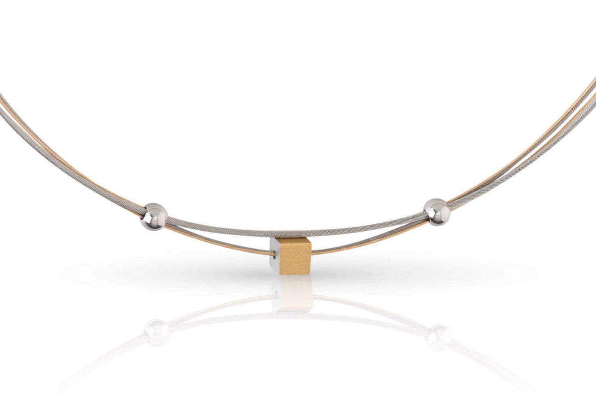 Collier mit goldfarbenem kleinen Würfel und silbernen Elementen auf zwei Drähten