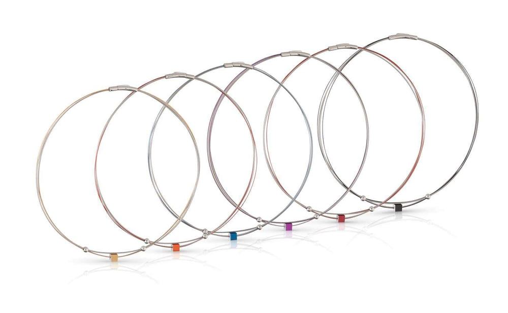 De Collier Klein Kubusje Blauw C230B van CLIC Creations heeft zeven metaalkleurige draadkabels, elk met een gekleurd label in roze, oranje, rood, paars, blauw, groen en zwart. Dit verbluffende stuk integreert een bajonetsluiting voor extra flair.