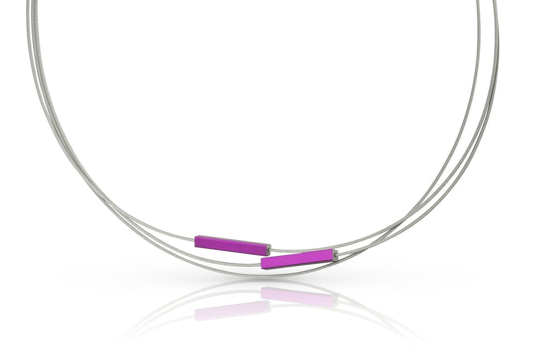 De Collier Staafjes Paars C243P van CLIC Creations heeft drie dunne grijze koorden en twee kleine rechthoekige paarse kralen. Deze minimalistische chirurgisch stalen ketting reflecteert elegant op een wit oppervlak, wat het nauwkeurig vervaardigde gelaagde ontwerp benadrukt.