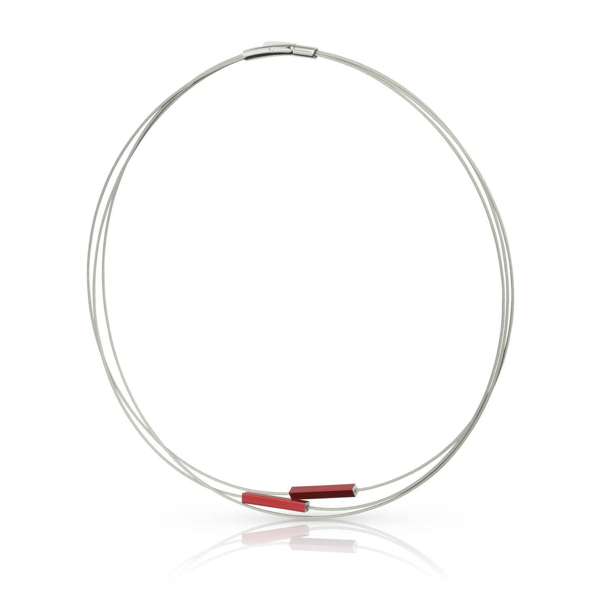 Collier mit silbernem Draht und roten Stäbchen als dekorative Elemente