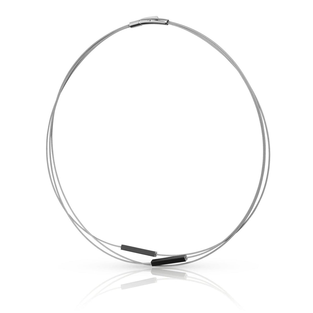 Collier mit silbernem Draht und schwarzen Stäbchen als dekorative Elemente
