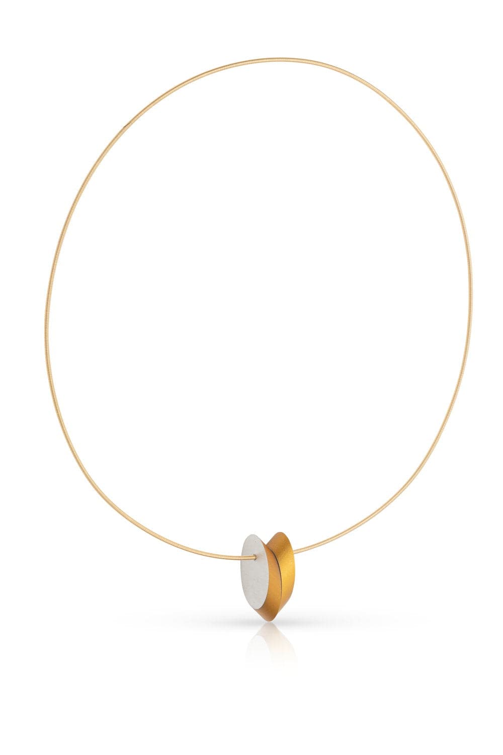 Collier mit goldfarbenem ovalen Anhänger auf dünnem Draht.