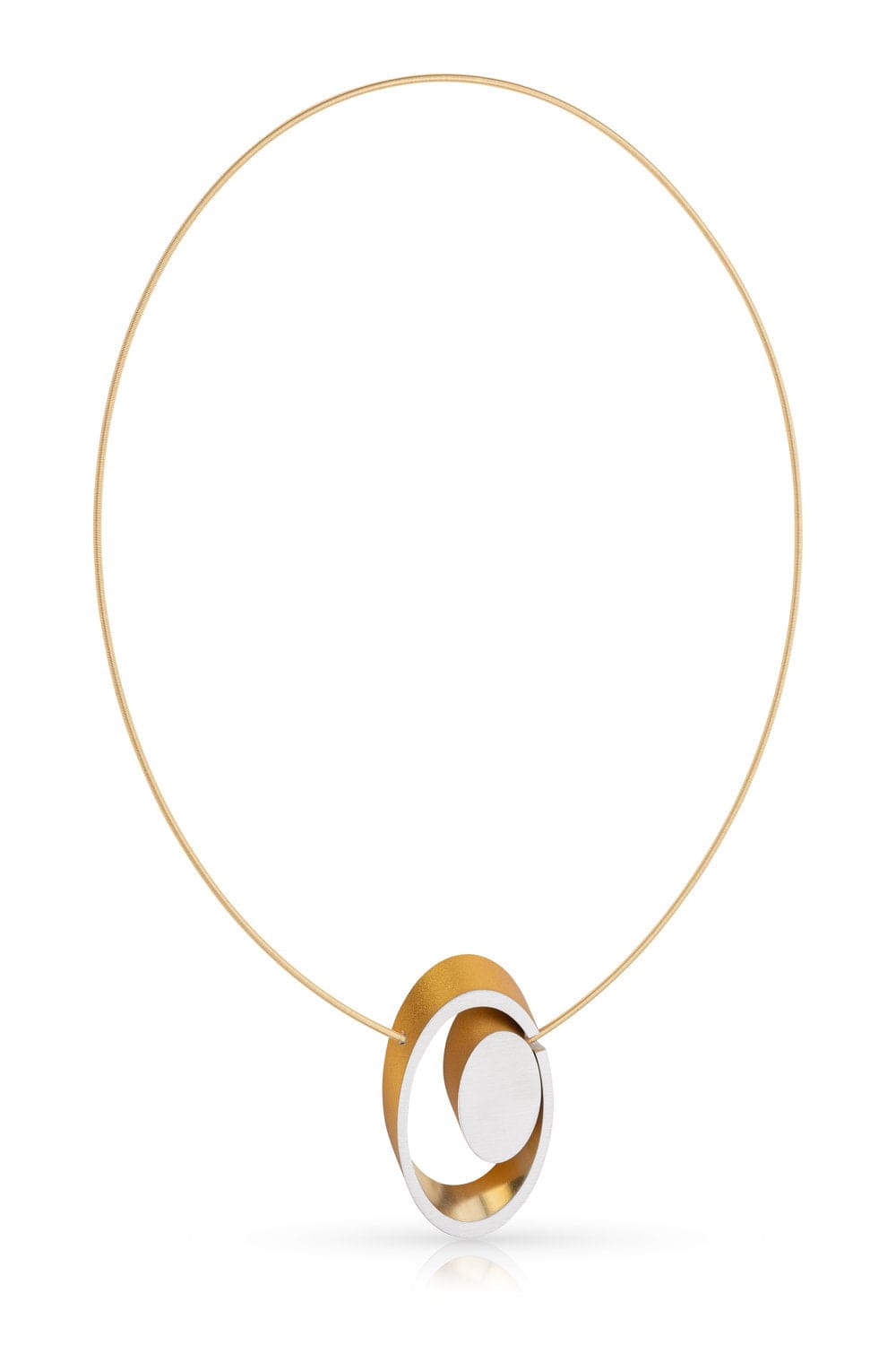 Collier mit ovalem, goldfarbenem Anhänger und silberner, glänzender Oberfläche