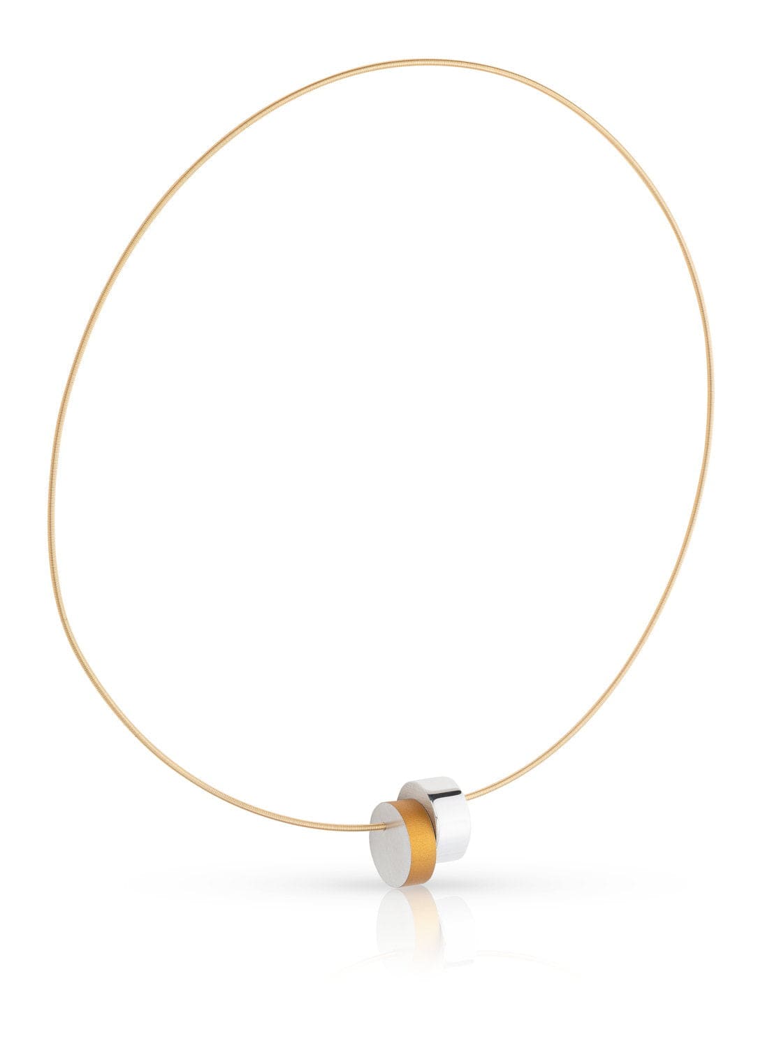 Collier mit goldfarbenen Zylindern und feinem Draht, schlichte Form und moderne Details