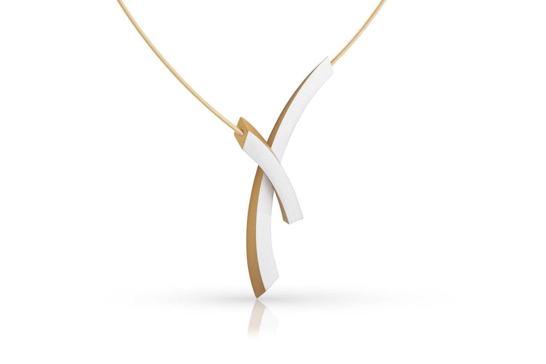 De Collier Bogen op elkaar Goud|Geel C254G van CLIC Creations is een strakke, moderne ketting met een dunne gouden schakel en een hanger van kruisende goud- en zilverkleurige staafjes. Het is een toonbeeld van Dutch Design Sieraad-vakmanschap met een innovatieve magnetische sluiting.