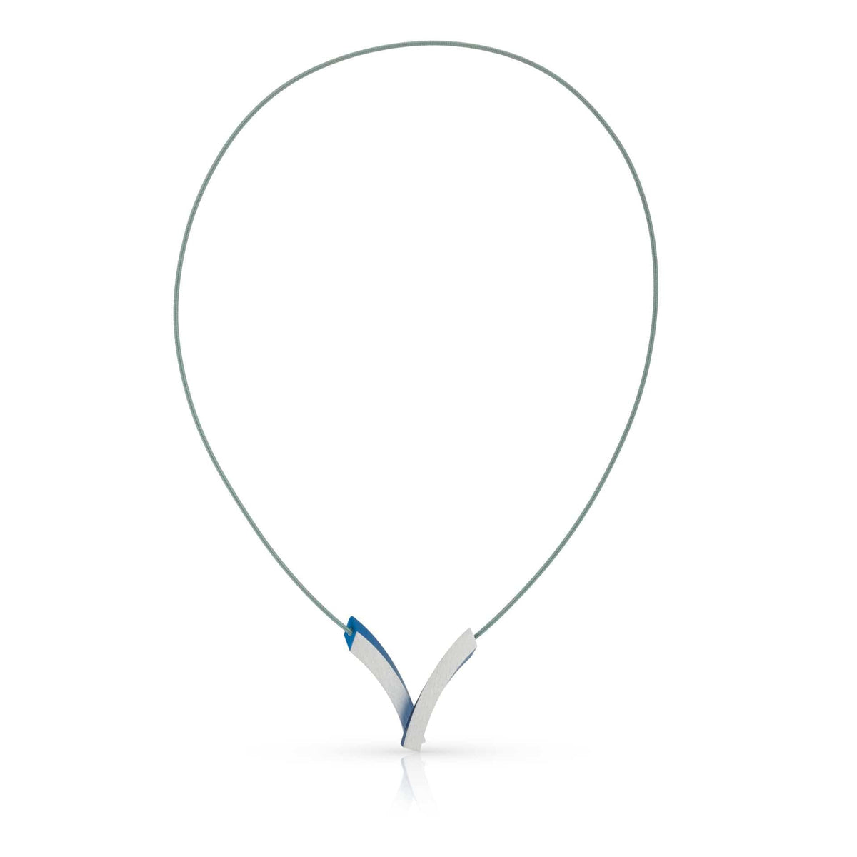 Collier mit V-Bogen in Silber und blauer Akzentfarbe, auf Draht gefädelt