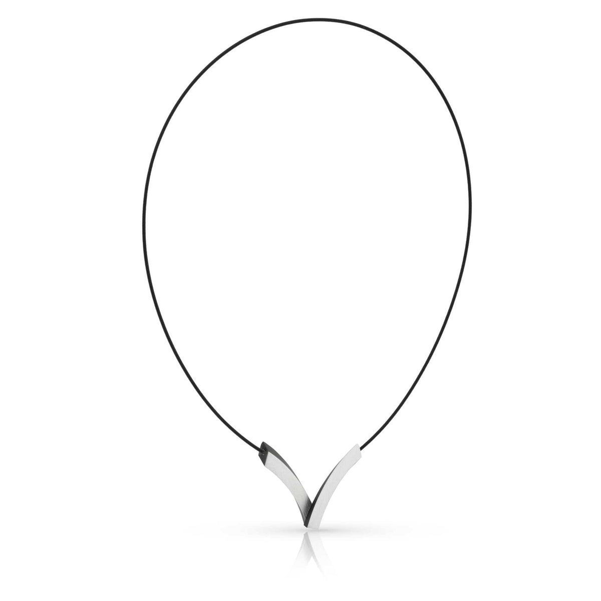 Collier mit schwarzem Band und zwei überlappenden V-förmigen Elementen aus Silber