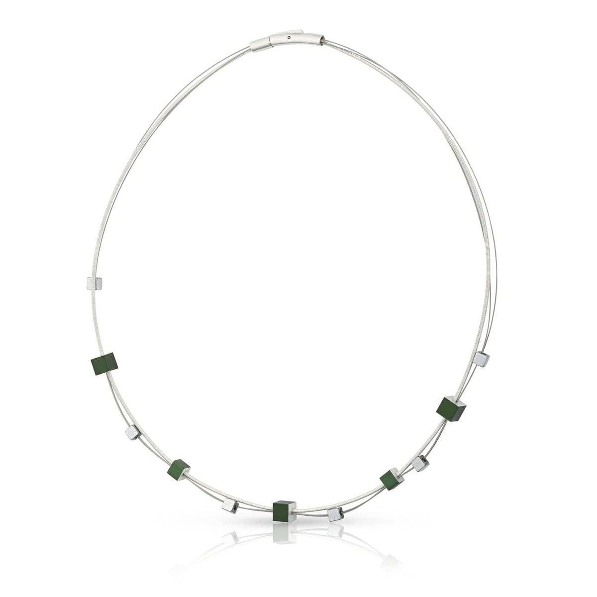 Collier mit spielerischen grünen Würfeln und silbernem Halsreif