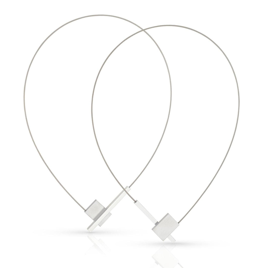 De Collier V-vorm met staafje C261 van CLIC Creations bestaat uit twee zilveren sleutelhangers met een uniek ontwerp. De twee kruisen elkaar in het midden en vormen een ovaal met een schroefsluiting. Het geheel is afgezet tegen een effen witte achtergrond.