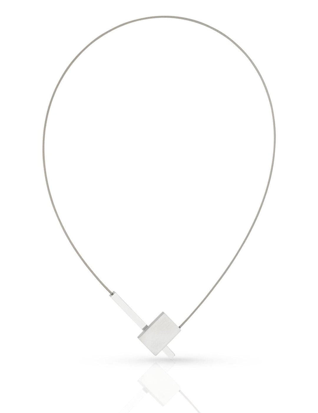 Ontdek de Collier V-vorm met staafje C261 van CLIC Creations, een handgemaakte zilveren ketting uit Nederland met een uniek minimalistisch ontwerp met een dunne, stijve lus en geometrische, kruisende vormen die eenvoudige elegantie uitstralen.